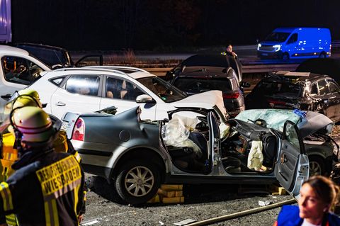 Zerstörte Autos stehen nach einer Massenkarambolage auf der A3 nahe Wiesbaden