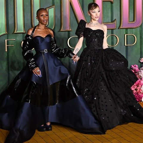 Cynthia Erivo (l.) und Ariana Grande posieren Hand in Hand bei der Premiere des zweiten "Wicked"-Teils in London.