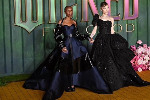 Cynthia Erivo (l.) und Ariana Grande posieren Hand in Hand bei der Premiere des zweiten "Wicked"-Teils in London.