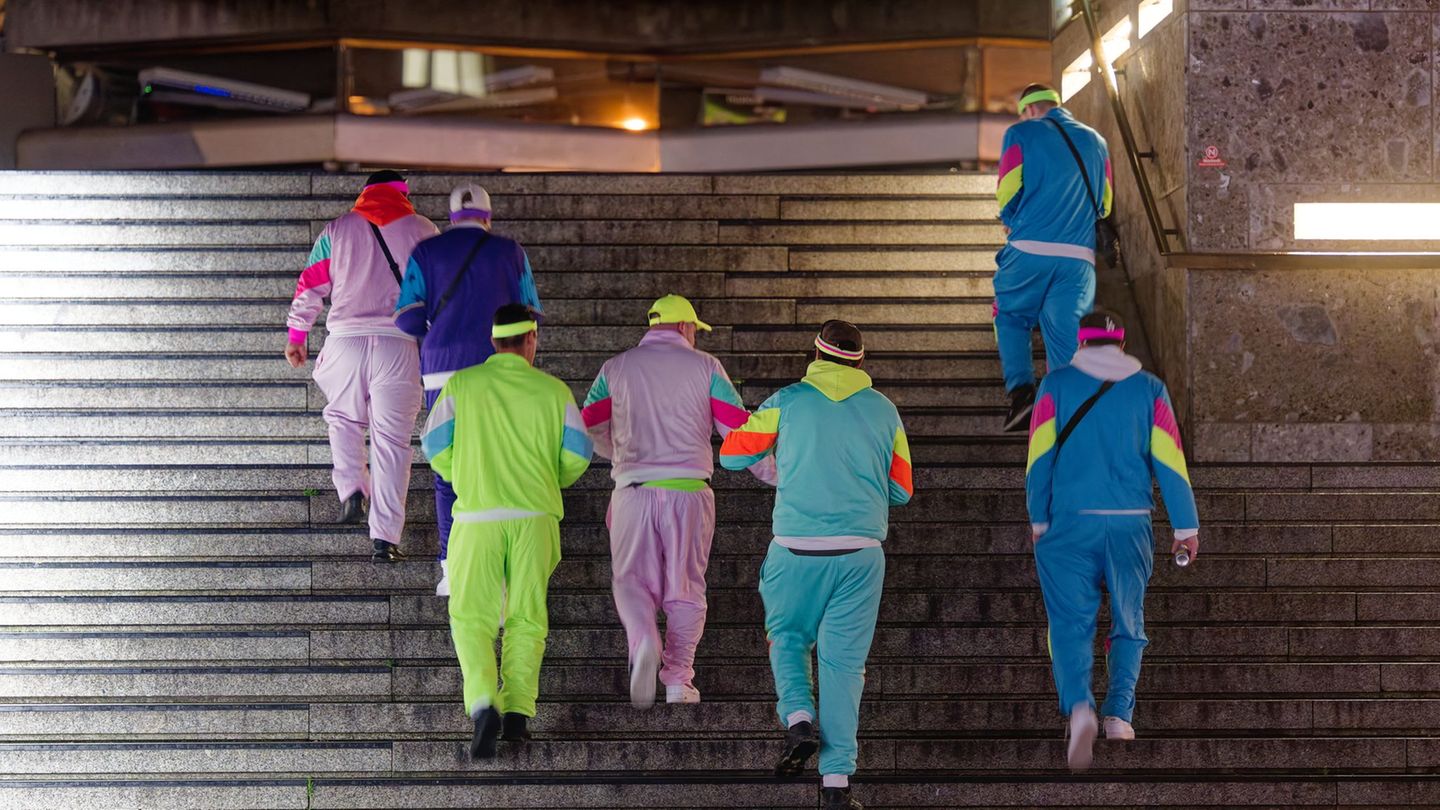 Kostümiert vor dem Morgengrauen: Erste Jecken in Köln auf der Domplatte gesichtet. Foto: Henning Kaiser/dpa