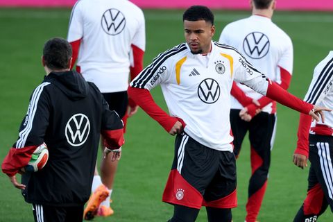 Noah Atubolu um Gespräch mit Torwart-Trainer Andreas Kronenberg. Foto: Christian Charisius/dpa