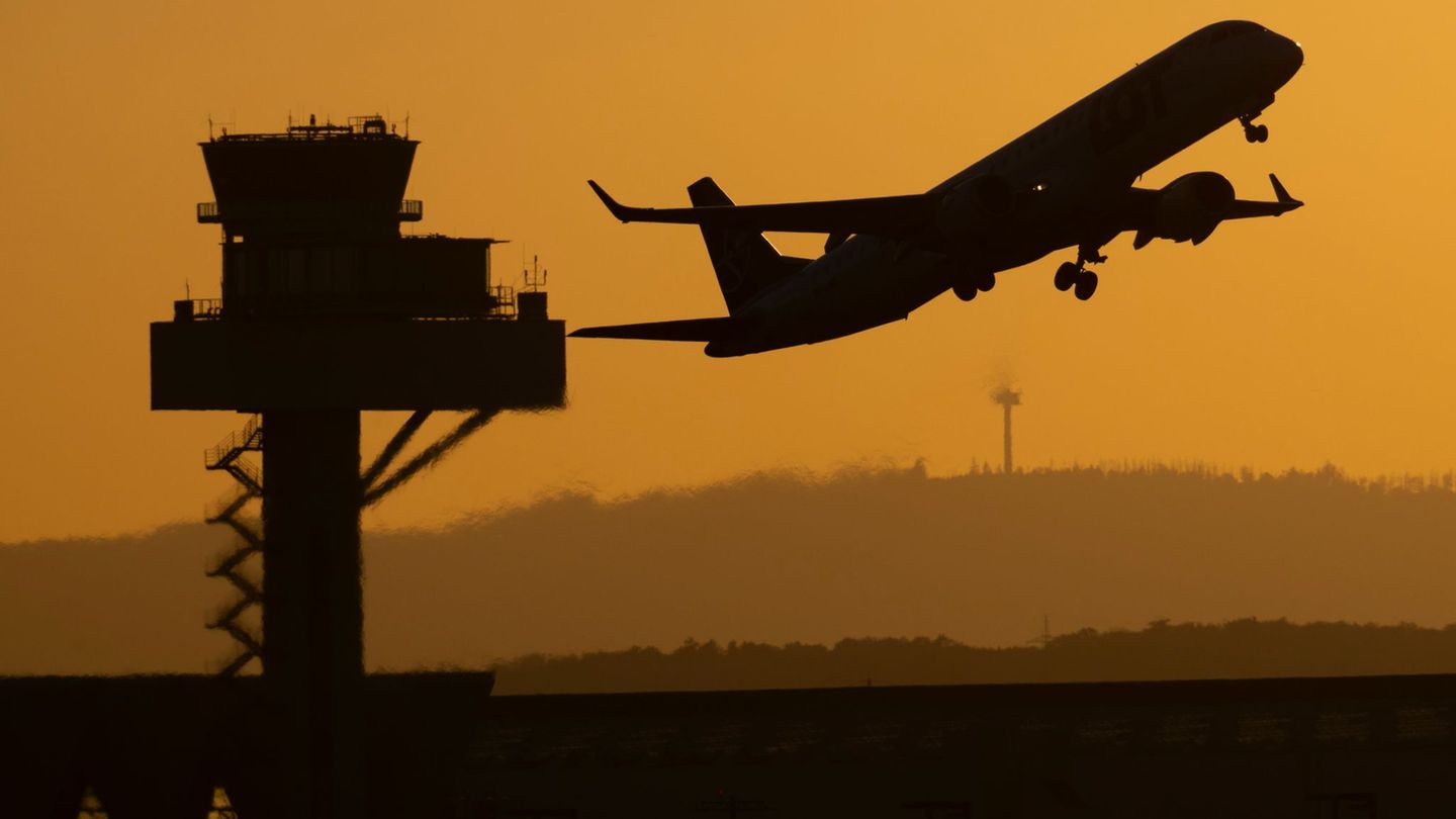 Am Frankfurter Flughafen heben immer noch weniger Passagiere ab als vor Corona. Foto: Boris Roessler/dpa