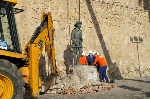 Eine Statue des verstorbenen spanischen Diktators Franco wird vor einer Mauer der Festung Melilla La Vieja mit einem Kran entfer