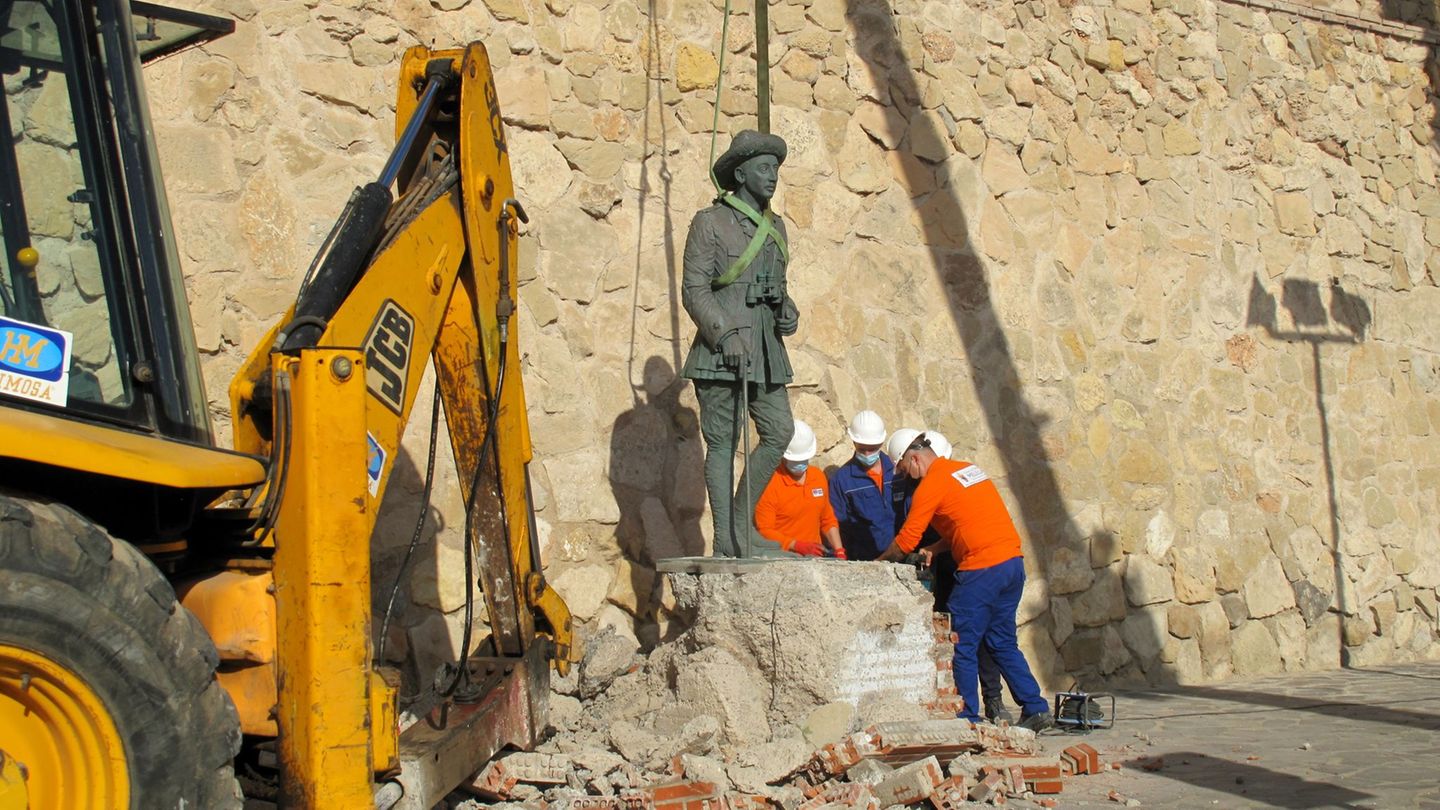 Eine Statue des verstorbenen spanischen Diktators Franco wird vor einer Mauer der Festung Melilla La Vieja mit einem Kran entfer