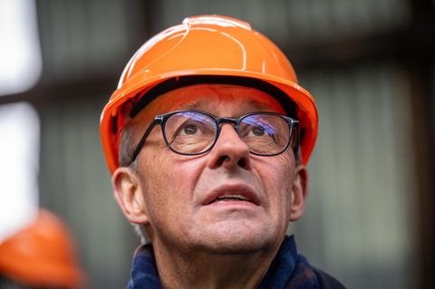 Friedrich Merz mit Sicherheitshelm