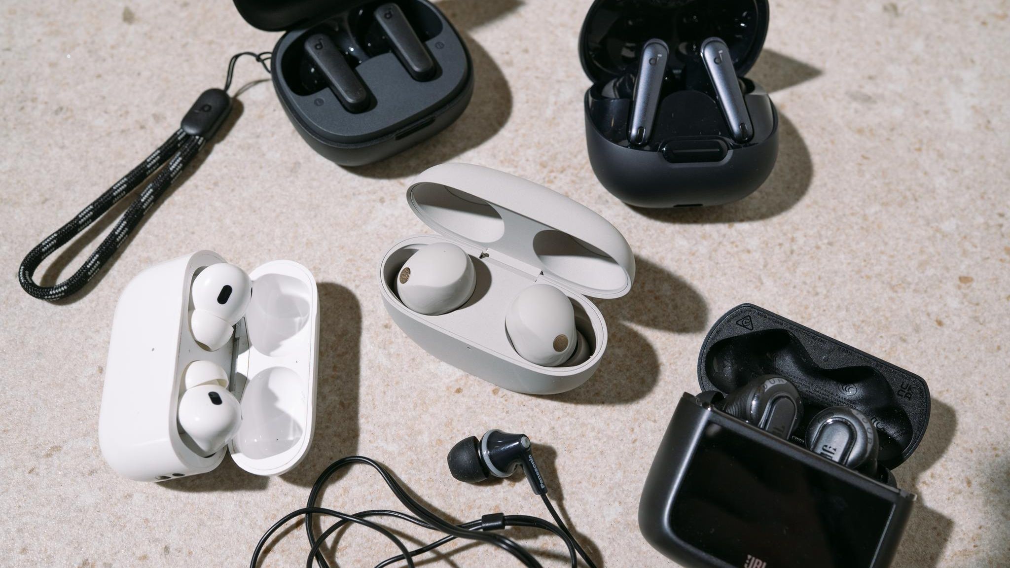 Die Buds des In-Ear-Kopfhörer-Tests liegen auf einem Tisch