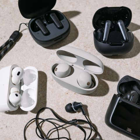 Die Buds des In-Ear-Kopfhörer-Tests liegen auf einem Tisch