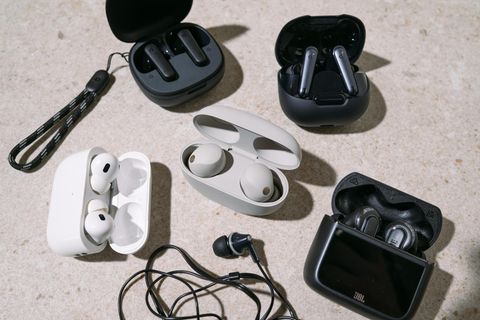 Die Buds des In-Ear-Kopfhörer-Tests liegen auf einem Tisch