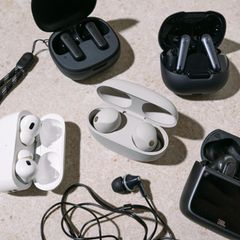 Die Buds des In-Ear-Kopfhörer-Tests liegen auf einem Tisch