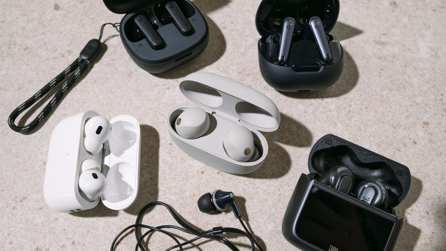 Die Buds des In-Ear-Kopfhörer-Tests liegen auf einem Tisch