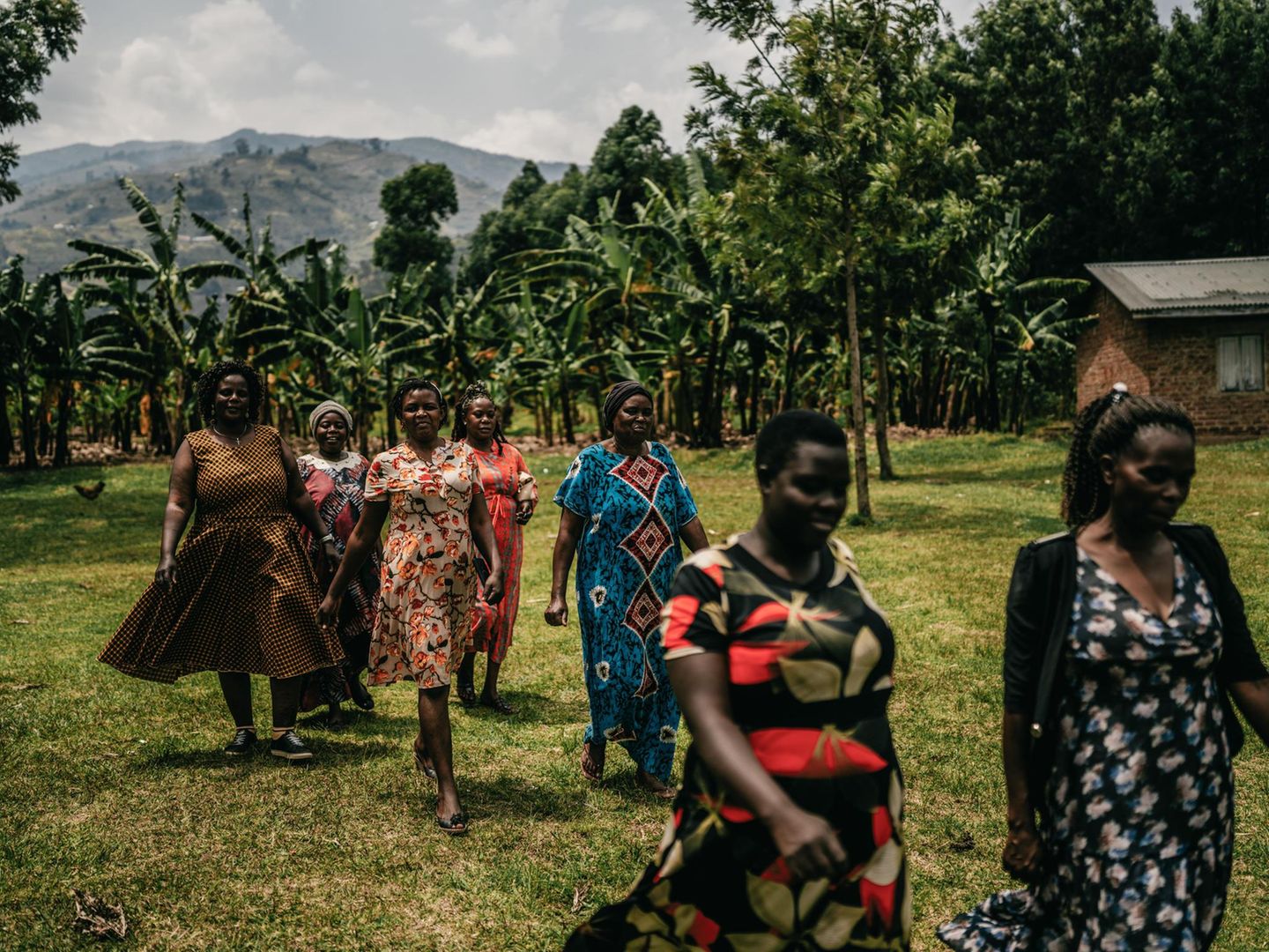 Eine lokale Frauengruppe wirbt bei der Bevölkerung um ein besseres Verständnis für die Natur