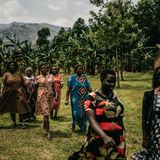 Eine lokale Frauengruppe wirbt bei der Bevölkerung um ein besseres Verständnis für die Natur