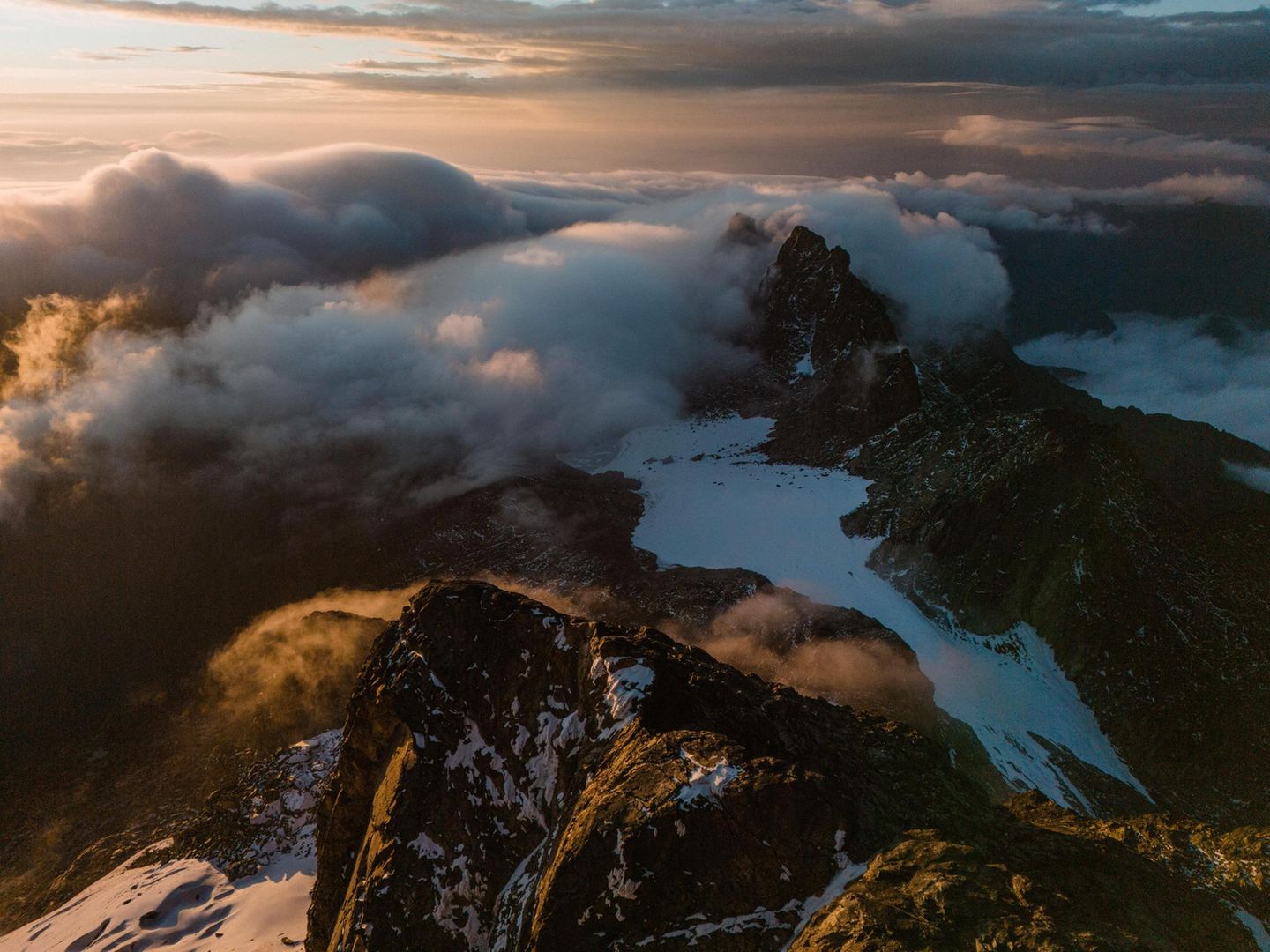 Erstes Tageslicht über dem Gletscher des Mount Stanley, mit gut 5100 Metern der höchste Gipfel der Ruwenzoris