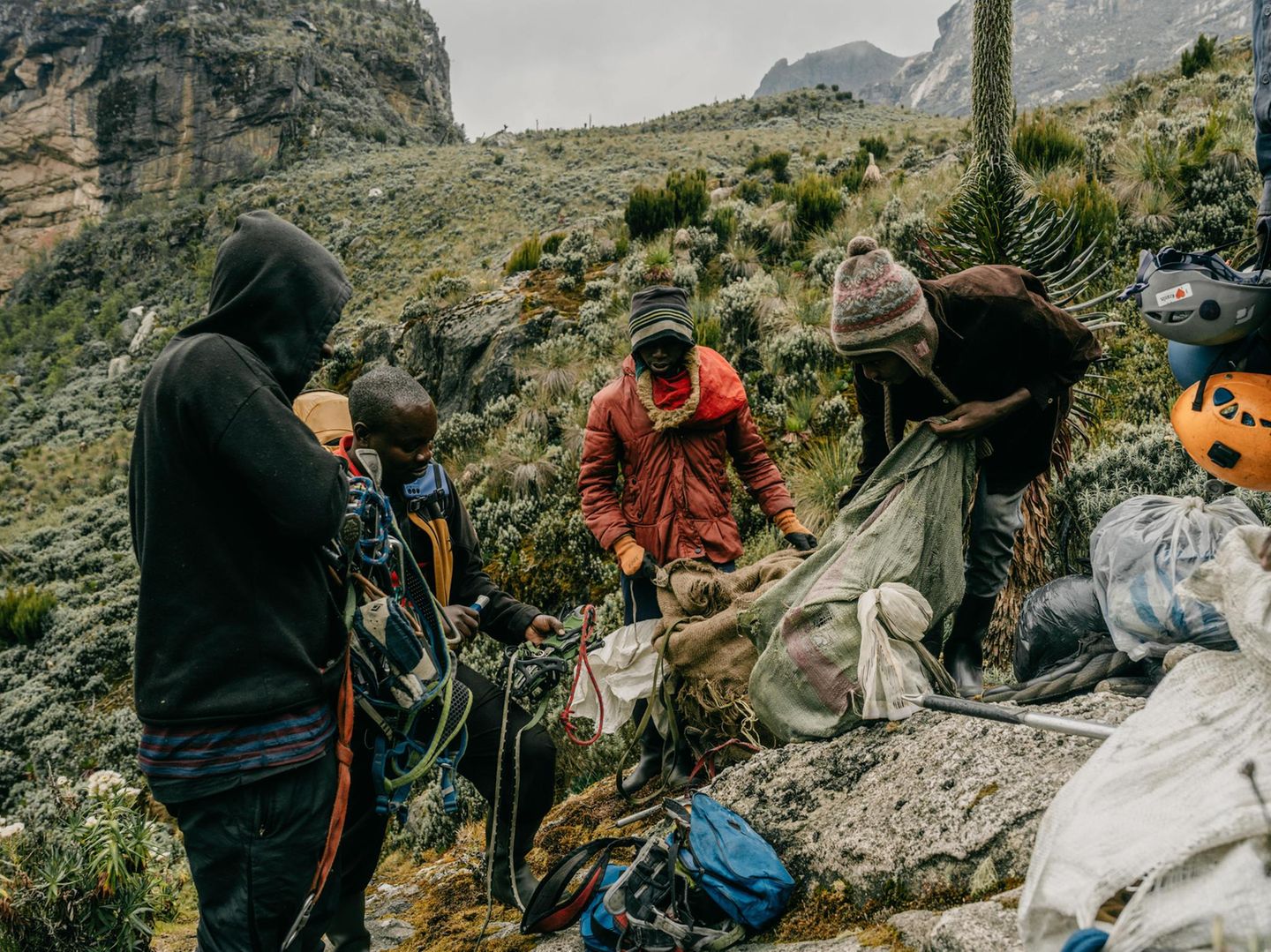 Sherpas in Wollmützen: Nur die stärksten Männer werden als Träger rekrutiert