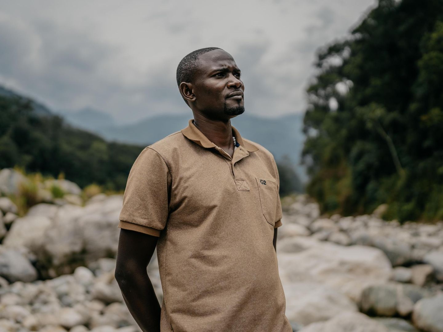 Sorgenvoller Blick: Wissenschaftler John Sekajugo untersucht die Bergflüsse. Immer öfter treten sie über die Ufer