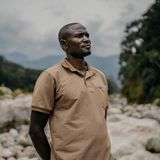 Sorgenvoller Blick: Wissenschaftler John Sekajugo untersucht die Bergflüsse. Immer öfter treten sie über die Ufer