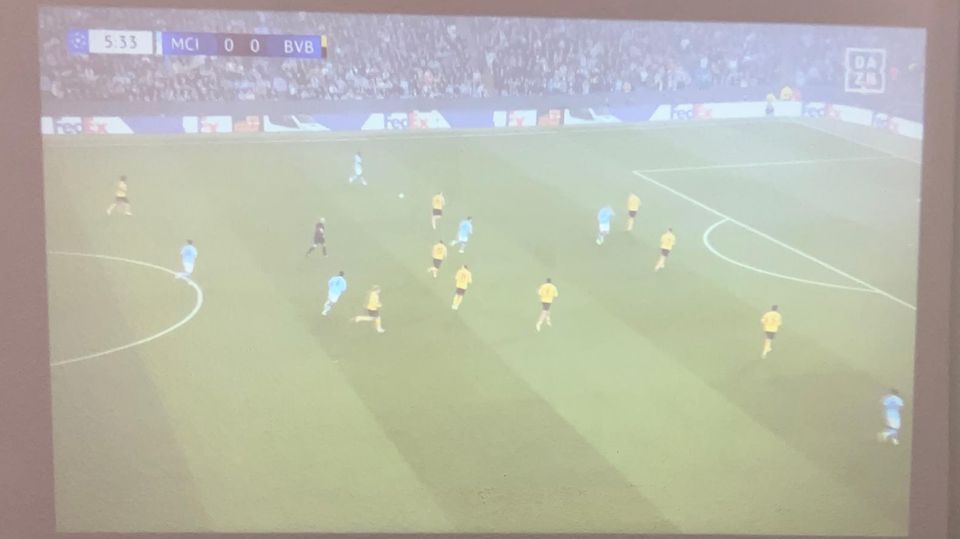 Der Noname-Beamer bei Tageslicht bleicht aus