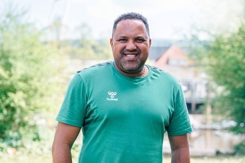 Aílton im grünen T-Shirt in Bremen, wo er seit 2021 wieder lebt