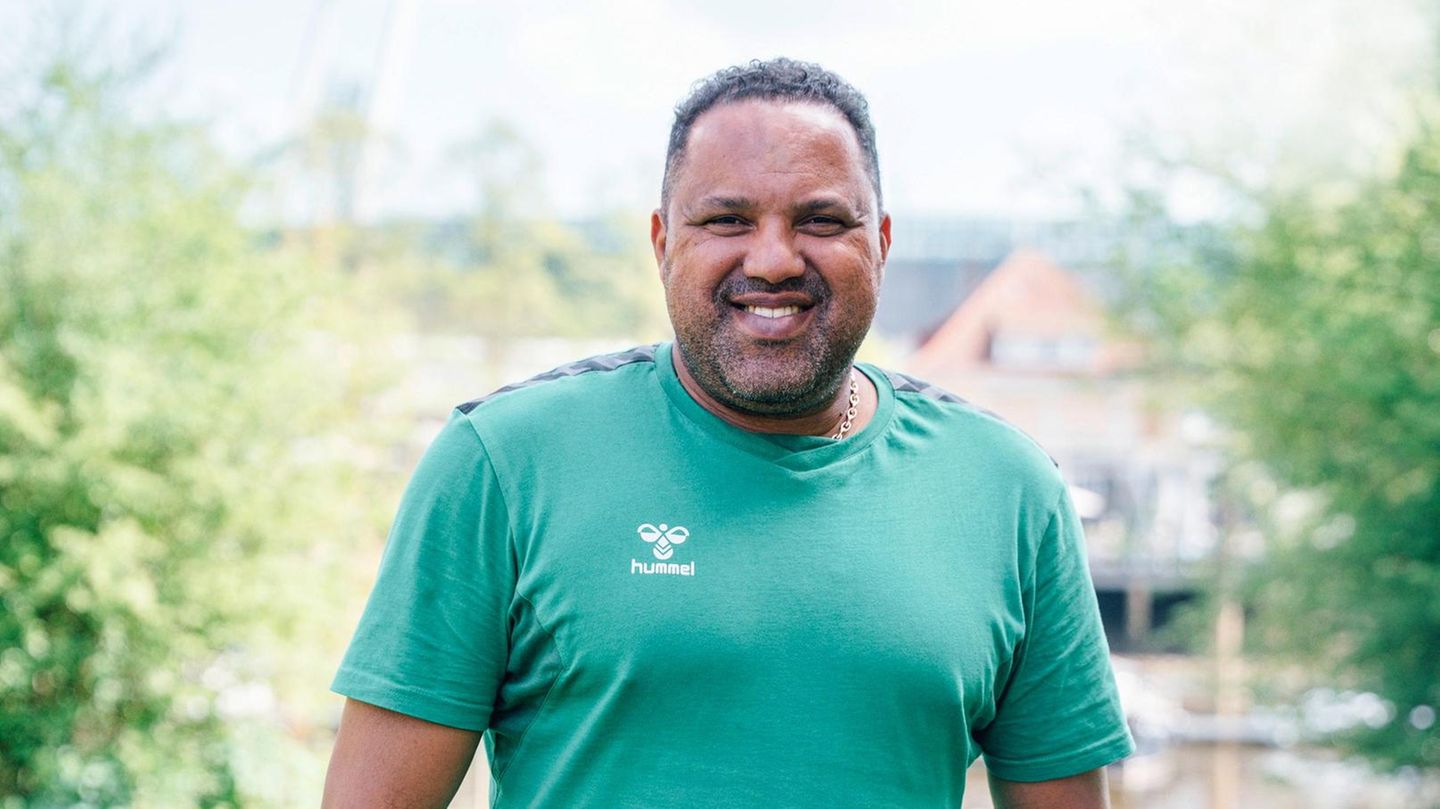 Aílton im grünen T-Shirt in Bremen, wo er seit 2021 wieder lebt