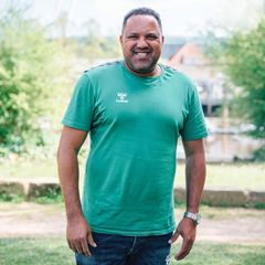 Aílton im grünen T-Shirt in Bremen, wo er seit 2021 wieder lebt