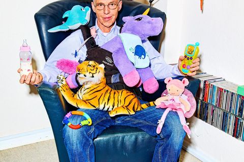 Kester Schlenz als Opa bei sich Zuhause