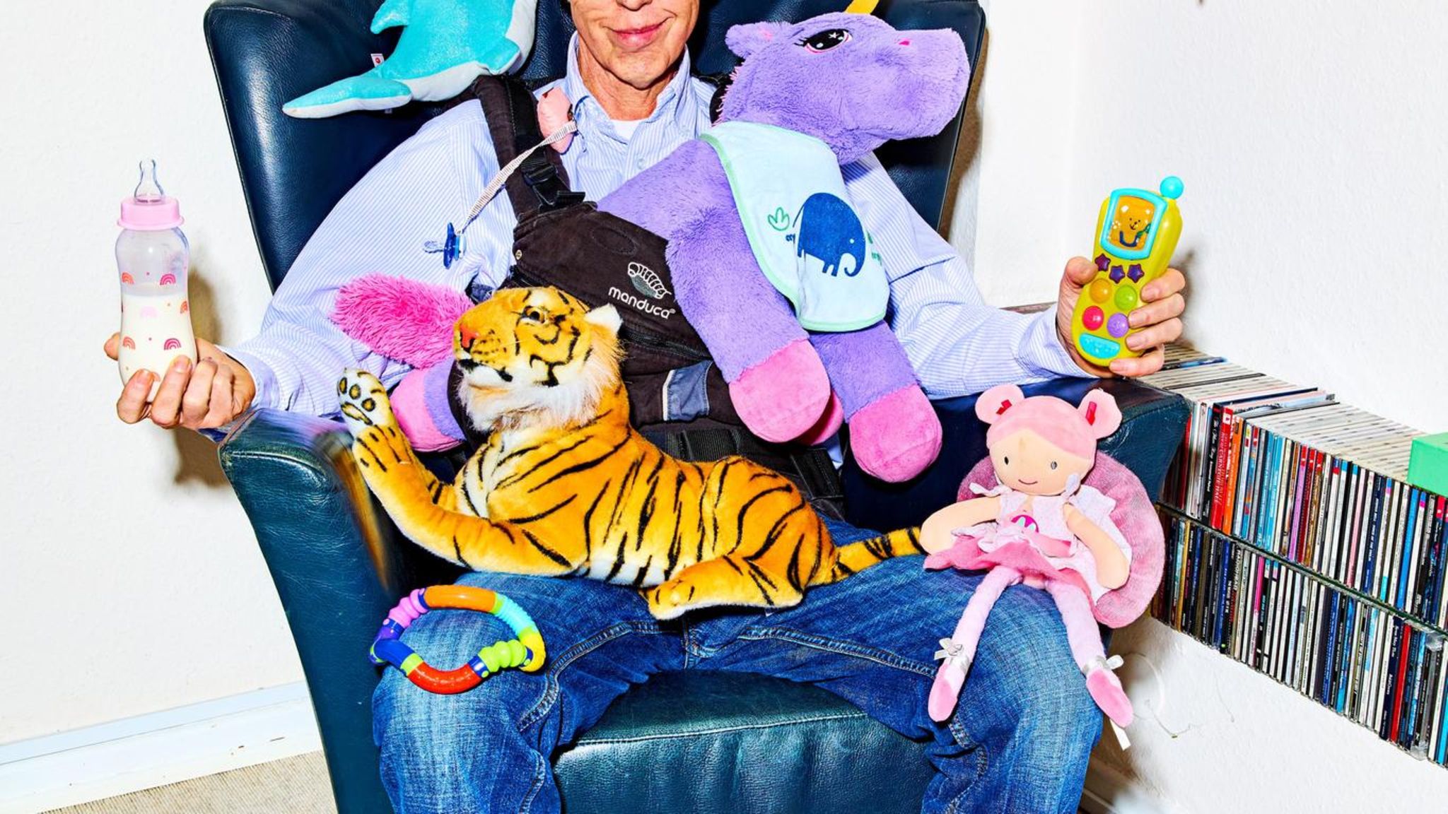 Kester Schlenz als Opa bei sich Zuhause