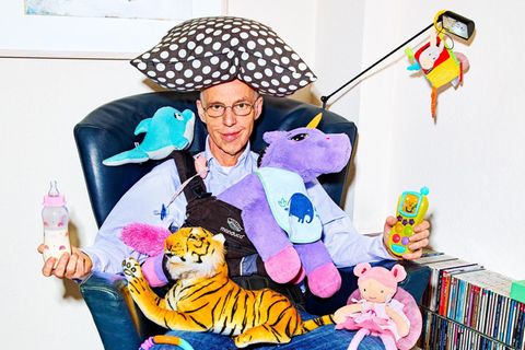 Kester Schlenz als Opa bei sich Zuhause