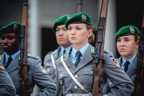 Junge Bundeswehrsoldatin bei einem Empfang in Berlin im September 2025