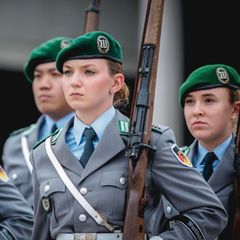 Junge Bundeswehrsoldatin bei einem Empfang in Berlin im September 2025