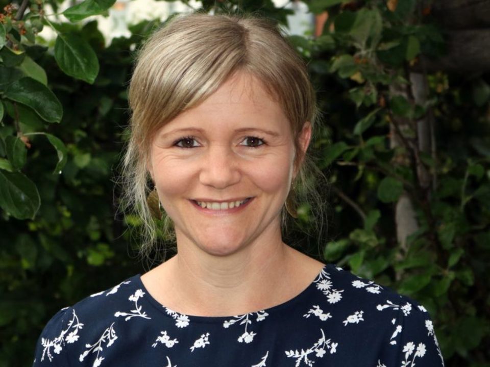 Demokratie: Porträt von einer lachenden Frau