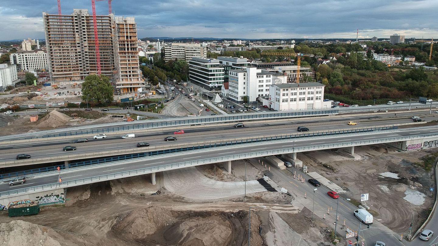 Die Türme an der A661 sollen fallen. (Archivbild) Foto: Frank Rumpenhorst/dpa