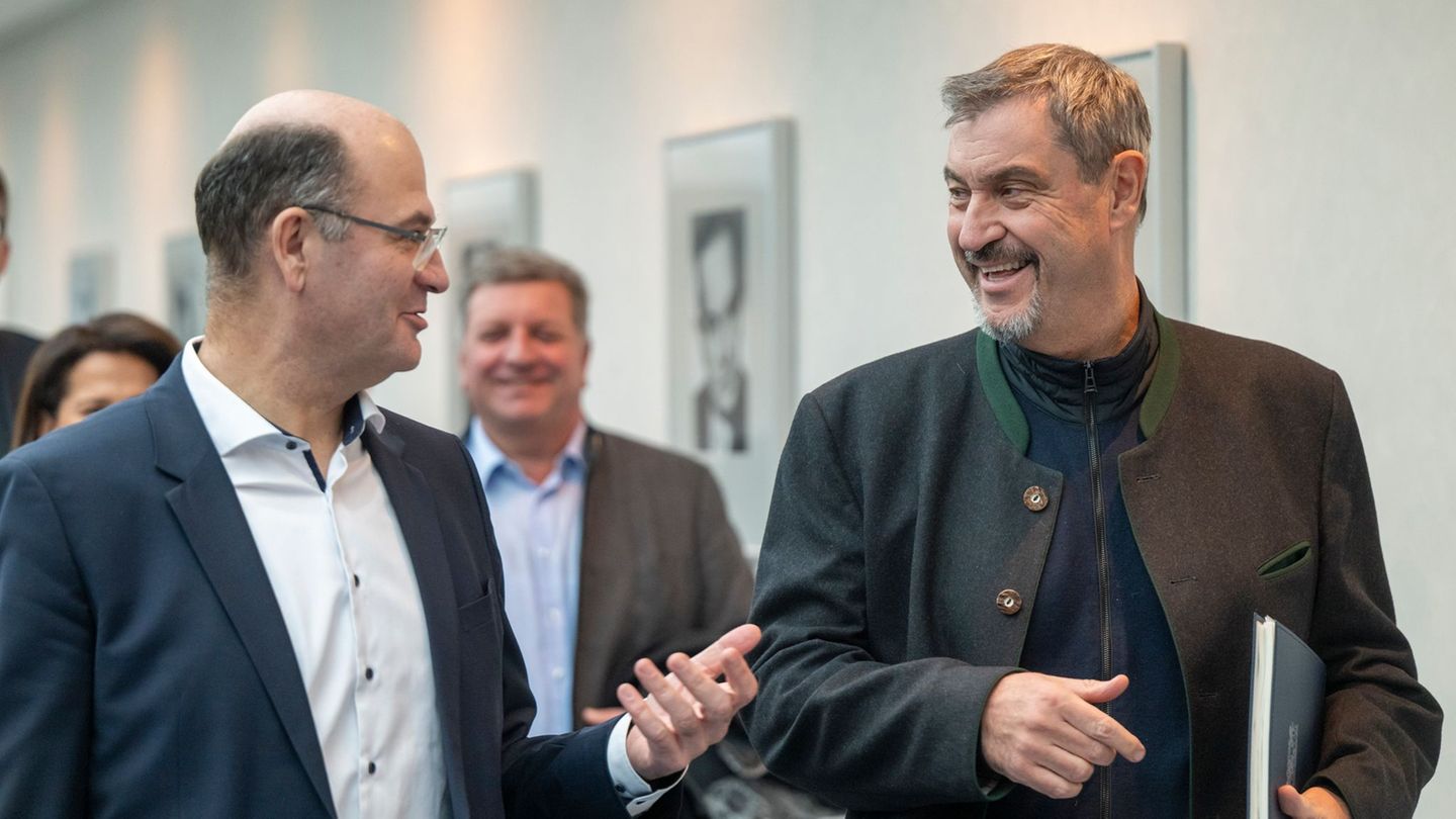 Das Kabinett um Ministerpräsident Markus Söder (r) hat entschieden: Das neue Kinderstartgeld kommt doch nicht. (Archivbild) Foto