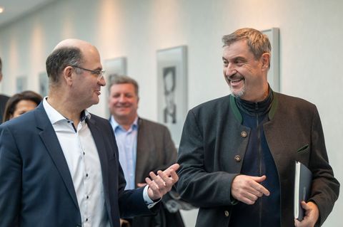 Das Kabinett um Ministerpräsident Markus Söder (r) hat entschieden: Das neue Kinderstartgeld kommt doch nicht. (Archivbild) Foto