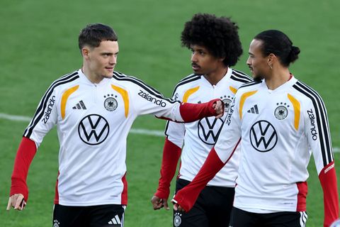 Leroy Sané (r) spielt bei der Nationalmannschaft praktisch auf Bewährung. Foto: Christian Charisius/dpa