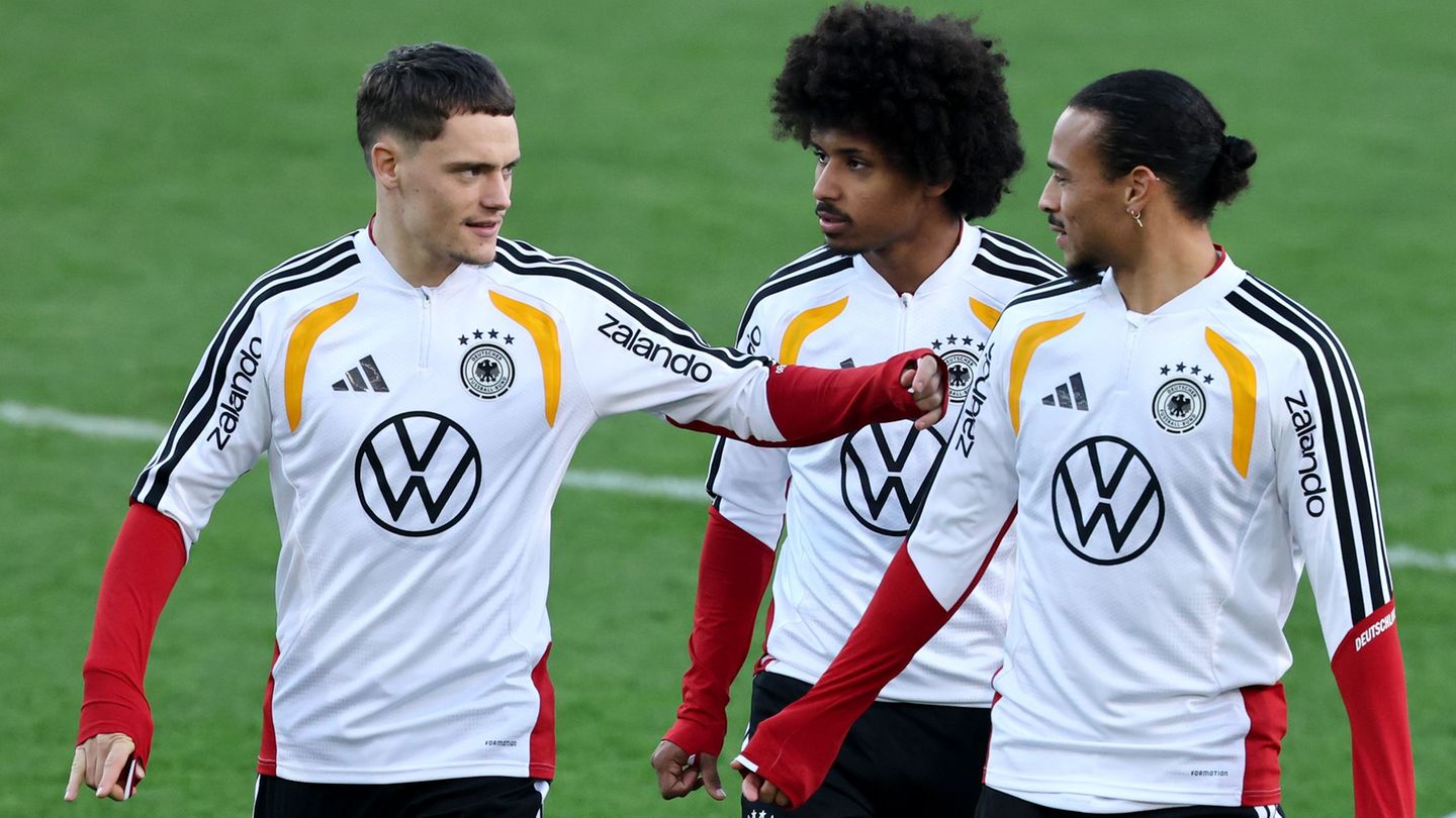 Leroy Sané (r) spielt bei der Nationalmannschaft praktisch auf Bewährung. Foto: Christian Charisius/dpa