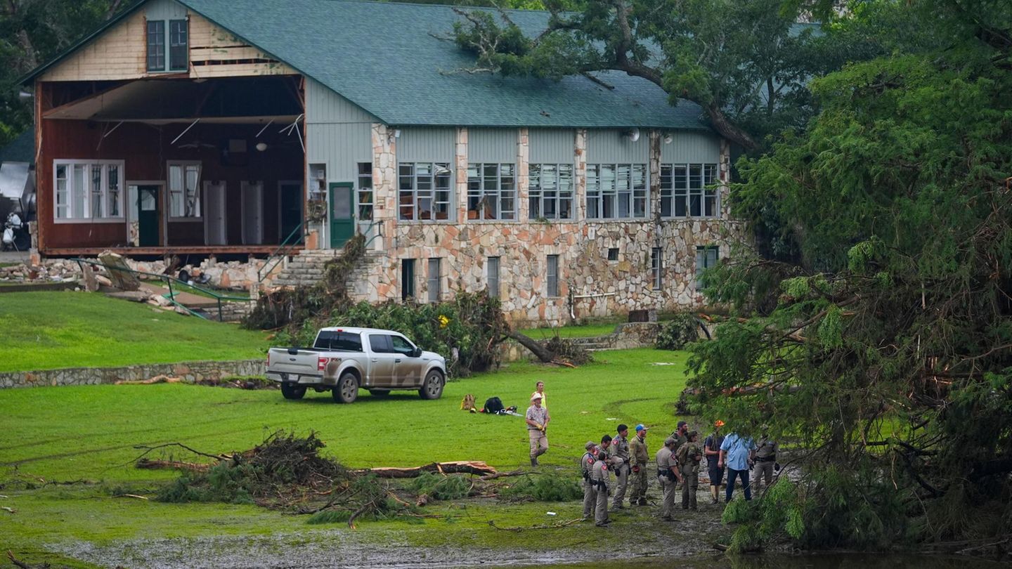 Einsatzkräfte auf dem Gelände des "Camp Mystic" am Ufer des Guadalupe River