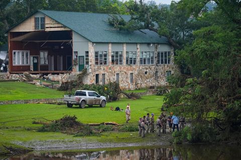 Einsatzkräfte auf dem Gelände des "Camp Mystic" am Ufer des Guadalupe River