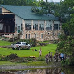 Einsatzkräfte auf dem Gelände des "Camp Mystic" am Ufer des Guadalupe River