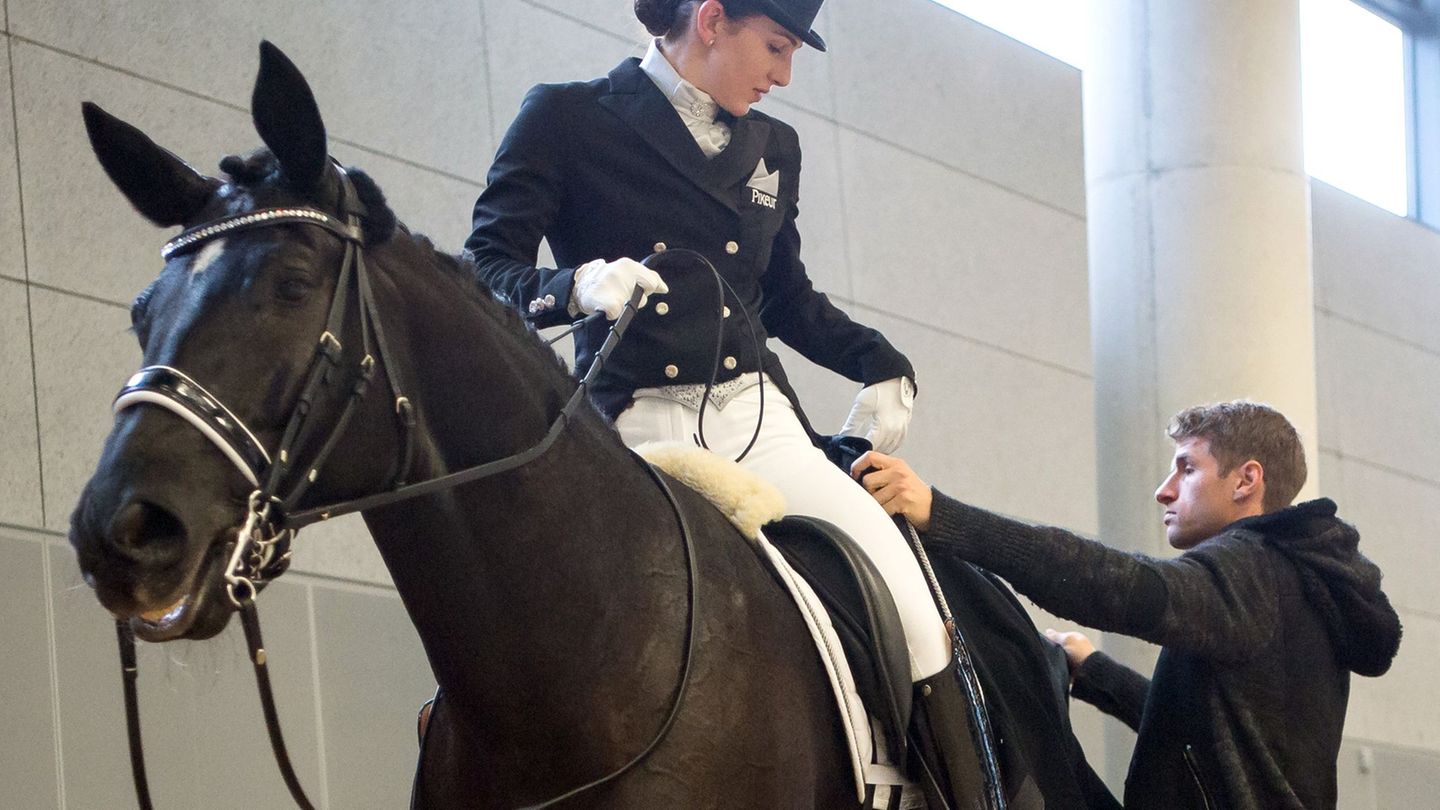Thomas Müller hilft seiner Frau Lisa bei der Vorbereitung. (Archiv) Foto: Peter Kneffel/dpa