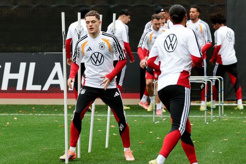 Kevin Schlotterbeck konnte nicht mit Florian Wirtz (vorn) trainieren. Foto: Christian Charisius/dpa