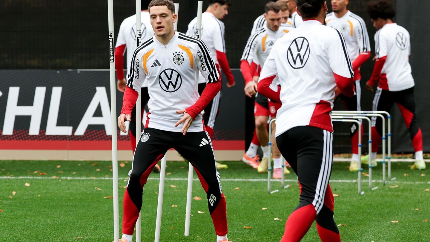 Kevin Schlotterbeck konnte nicht mit Florian Wirtz (vorn) trainieren. Foto: Christian Charisius/dpa