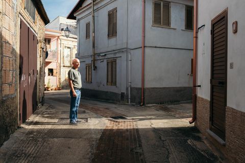 Michele ist einer von 407 Einwohnern in Candidoni, einem Dorf in Kalabrien, hier steht er in einer leeren Gasse