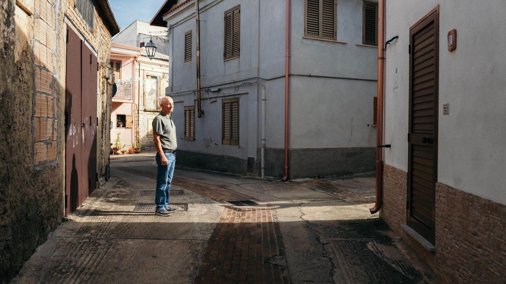 Michele ist einer von 407 Einwohnern in Candidoni, einem Dorf in Kalabrien, hier steht er in einer leeren Gasse
