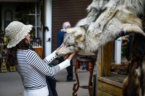 Frau mit Wolfsfell auf Markt