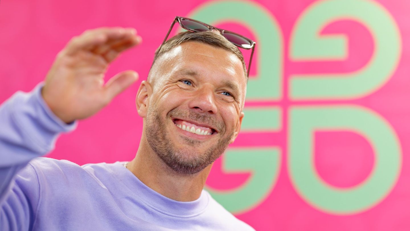 Lukas Podolski könnte seine Fußballschuhe endgültig an den Nagel hängen. (Archivfoto) Foto: Uwe Anspach/dpa