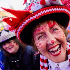 Pünktlich um 11.11 Uhr haben in den Karnevalshochburgen, wie hier in Köln, Tausende Menschen die neue Karnevalssession eröffnet