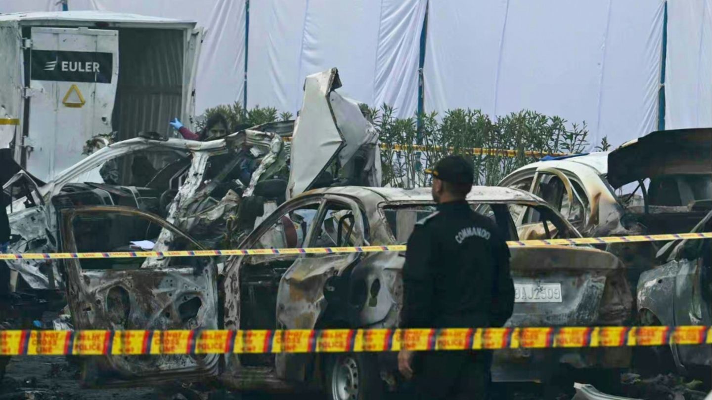 Ermittler am Ort der Explosion