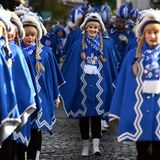 In Düsseldorfs starteten auch die Funkenmariechen schwungvoll in die Karnevalssession