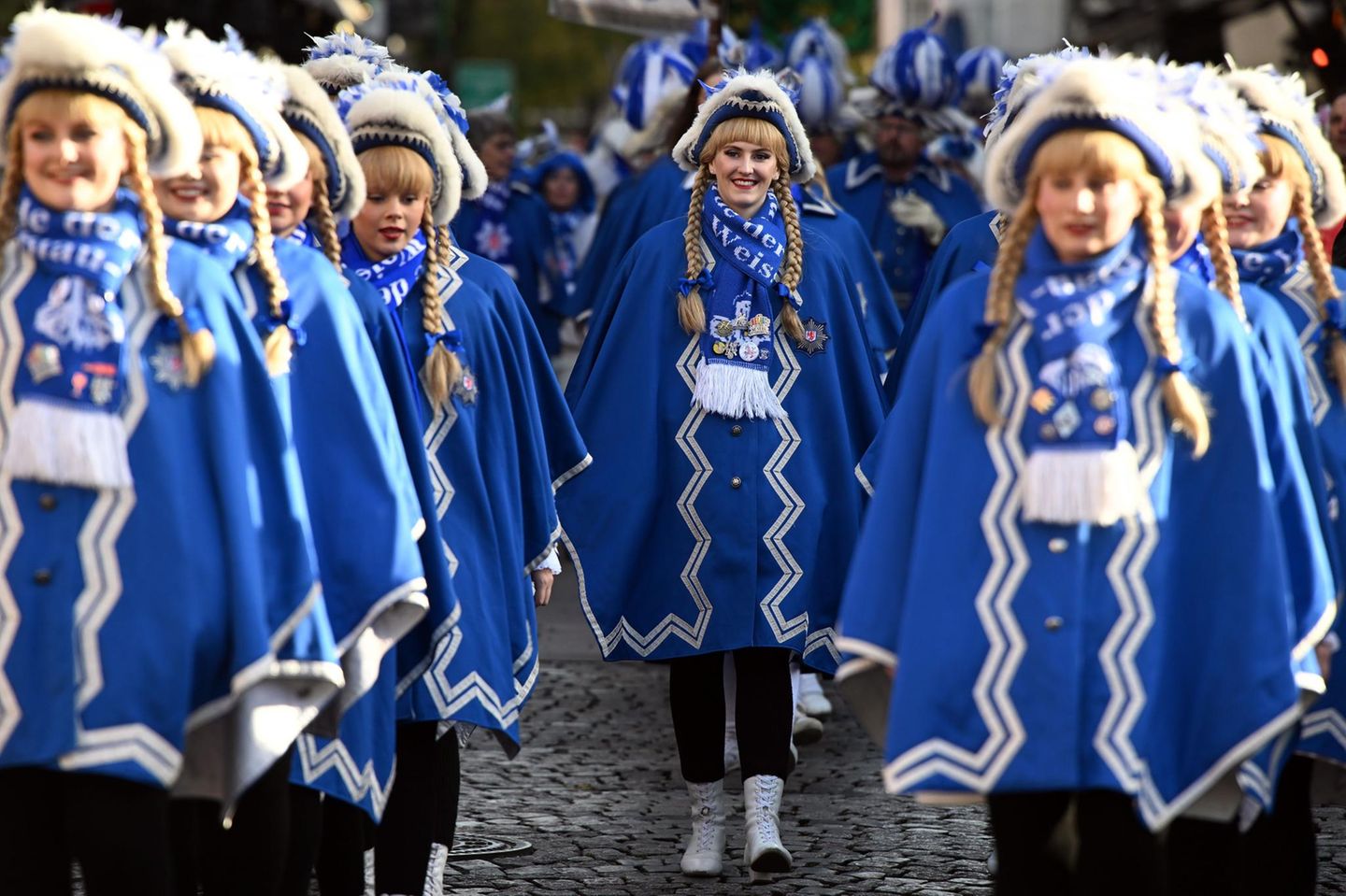 In Düsseldorfs starteten auch die Funkenmariechen schwungvoll in die Karnevalssession
