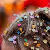 Konfetti-Krone: Bei dieser Dame hinterließ der Kölner Karneval sichtlich Spuren